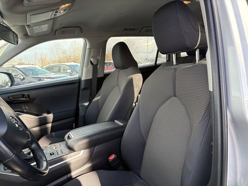 Used 2023 Toyota Highlander LE image 2