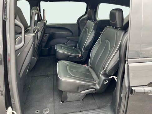 Used 2024 Chrysler Pacifica Limited w/ Uconnect Theater Family Group FWD image 9