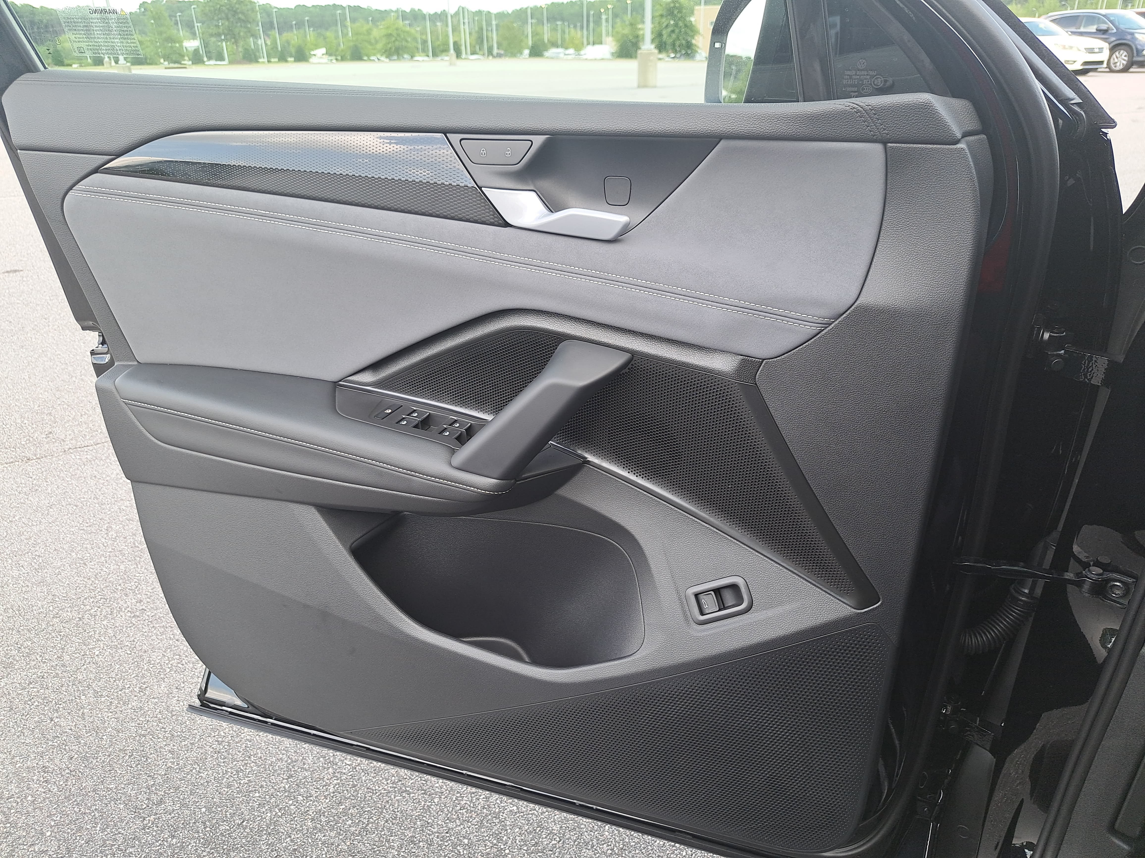 Used 2026 Volkswagen Tiguan SE FWD image 27