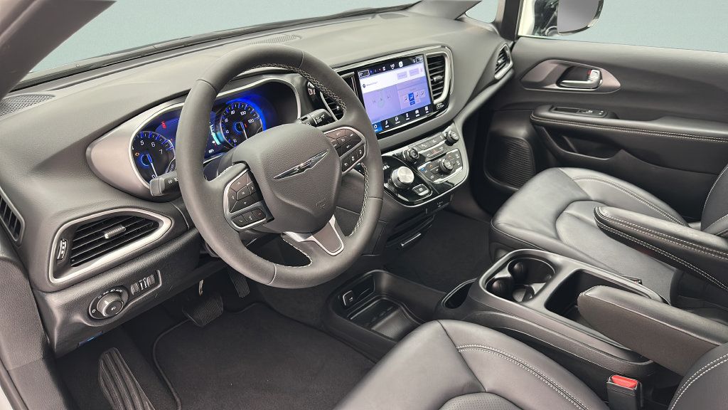 Used 2026 Chrysler Pacifica Select FWD image 11