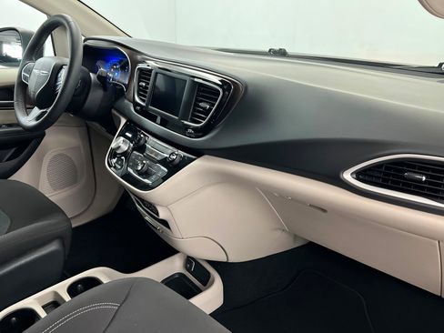 Certified 2023 Chrysler Voyager LX image 24