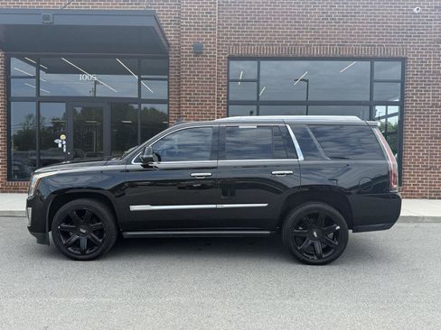 Used 2020 Cadillac Escalade Premium Luxury RWD image 4