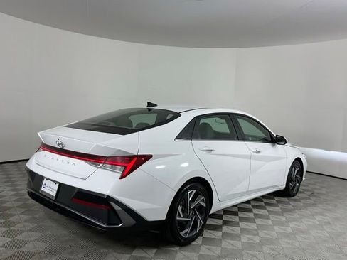 Used 2025 Hyundai Elantra SEL FWD image 5