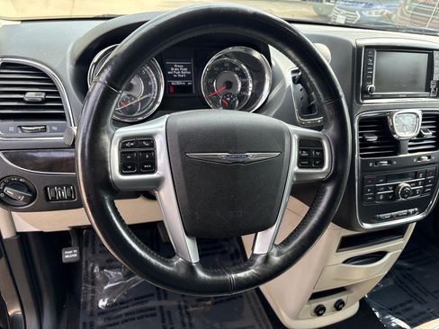Used 2013 Chrysler Town & Country Touring-L w/ Driver Convenience Group FWD image 20