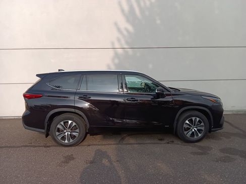 Used 2022 Toyota Highlander XLE AWD/4WD image 2