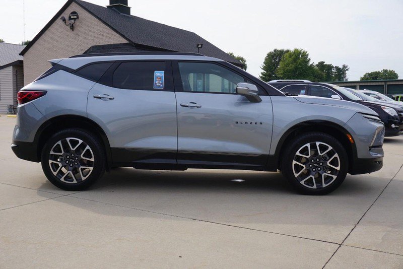 Used 2025 Chevrolet Blazer RS AWD/4WD image 2
