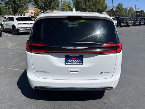 Used 2022 Chrysler Pacifica Touring-L FWD image 9