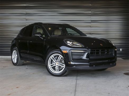 Certified 2022 Porsche Macan image 9