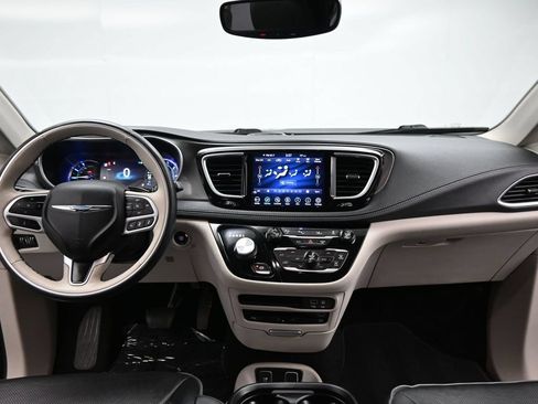 Used 2018 Chrysler Pacifica Limited w/ Advanced Safetytec Group FWD image 21