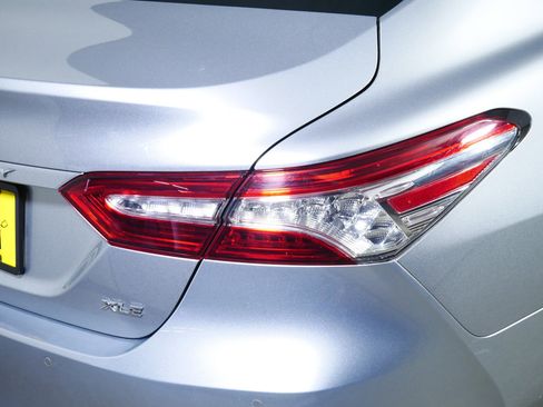 Used 2018 Toyota Camry XLE FWD image 17