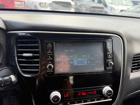 Used 2020 Mitsubishi Outlander ES image 27