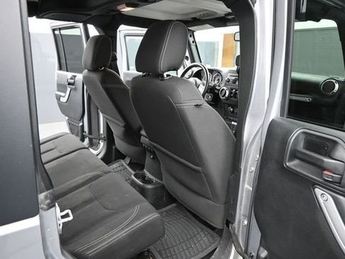 Used 2018 Jeep Wrangler Unlimited Sahara AWD/4WD image 18