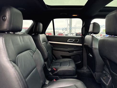 Used 2016 Ford Explorer XLT w/ Equipment Group 202A FWD image 17