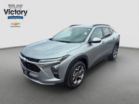 Used 2024 Chevrolet Trax LT w/ Driver Confidence Package FWD image 3