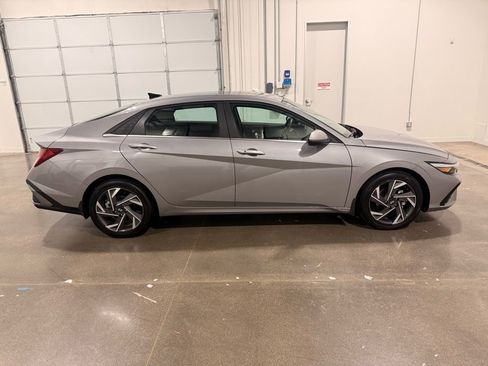 Used 2025 Hyundai Elantra SEL image 4