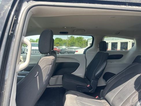 Used 2022 Chrysler Voyager LX FWD image 15