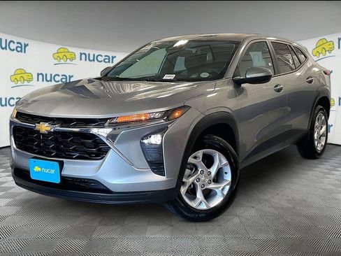 Used 2024 Chevrolet Trax LS w/ LS Convenience Package FWD image 3