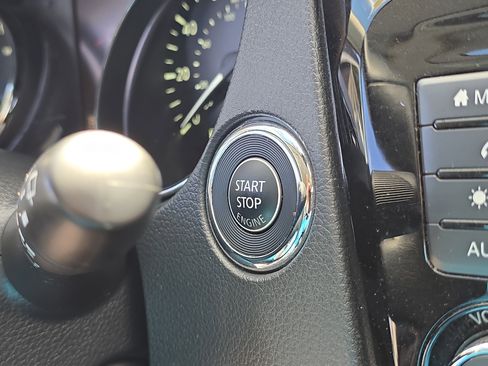 Used 2020 Nissan Rogue SV image 28