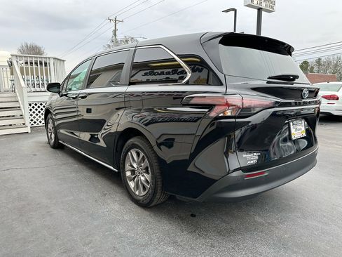 Used 2023 Toyota Sienna XLE image 4