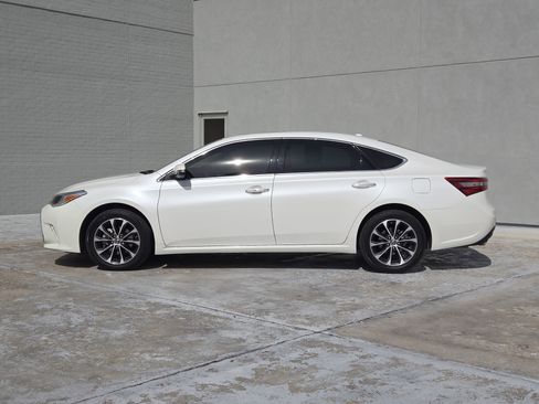 Used 2018 Toyota Avalon XLE Premium image 4