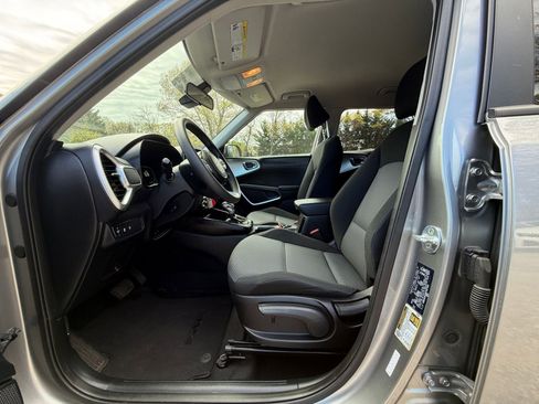 Used 2025 Kia Soul LX w/ LX Technology Package FWD image 24