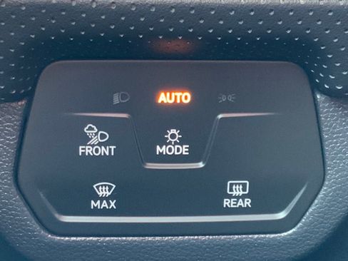 Used 2024 Volkswagen Atlas SE image 17