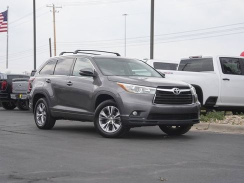 Used 2015 Toyota Highlander XLE image 2