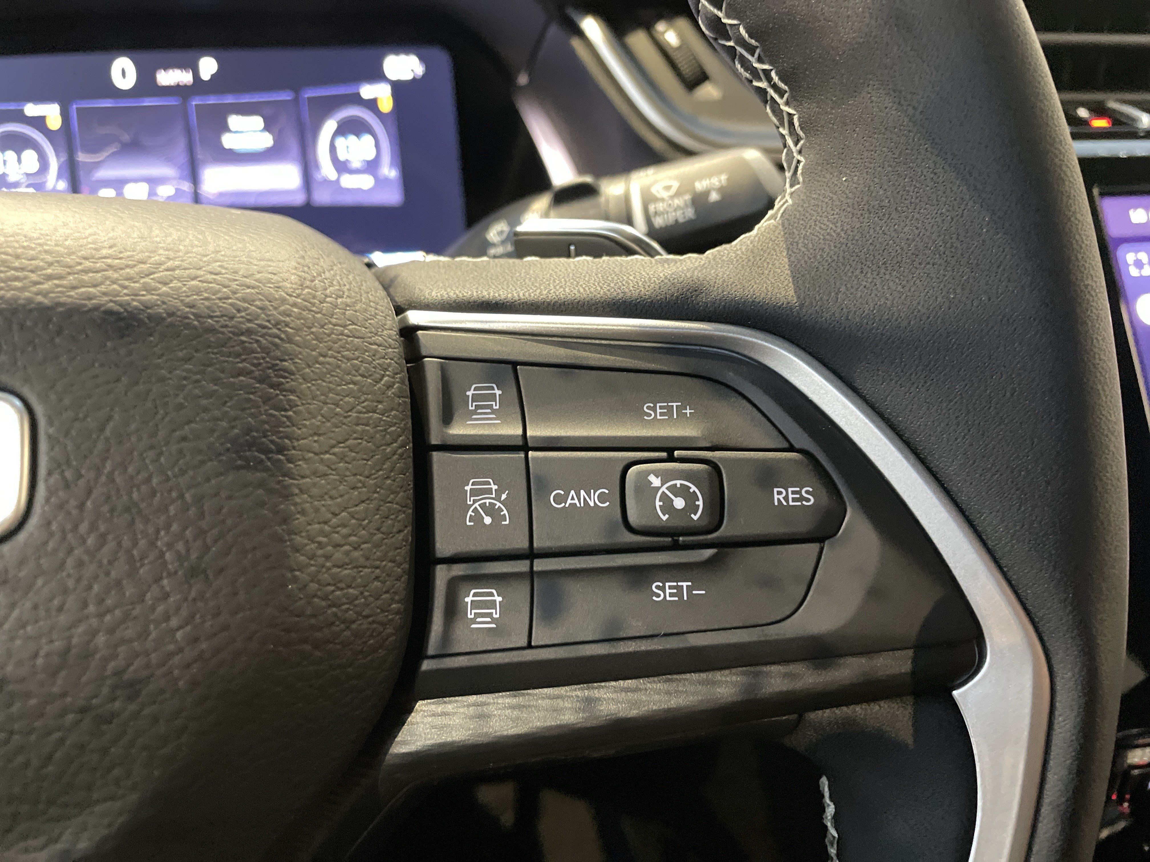 Used 2025 Jeep Grand Cherokee Laredo w/ Luxury Tech Group I RWD image 19