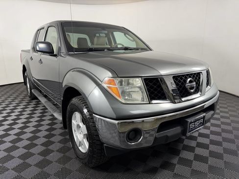 Used 2005 Nissan Frontier SE AWD/4WD image 3