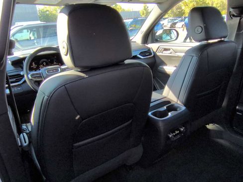 Used 2024 GMC Acadia Elevation image 19