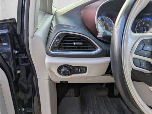 Used 2017 Chrysler Pacifica Limited w/ UConnect Theater Package image 12