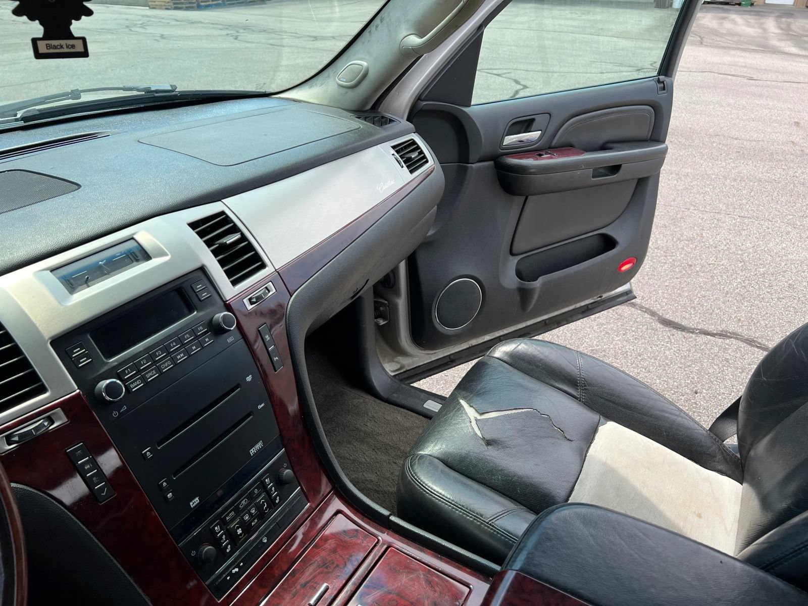Used 2007 Cadillac Escalade AWD w/ Climate Package image 12