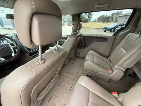Used 2015 Chrysler Town & Country Touring image 27