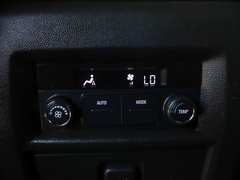 Used 2022 Chevrolet Traverse LT image 45