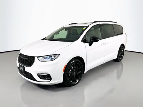 Used 2025 Chrysler Pacifica Limited image 3