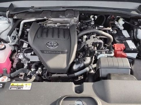 Used 2025 Toyota Grand Highlander AWD image 9