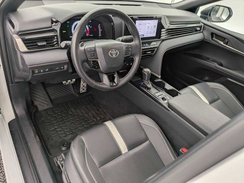 Used 2025 Toyota Camry SE FWD image 2