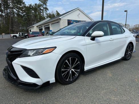 Used 2020 Toyota Camry SE FWD image 1