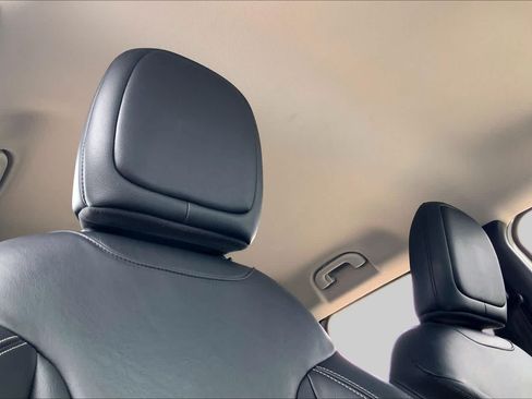Used 2018 Jeep Renegade Limited FWD image 14