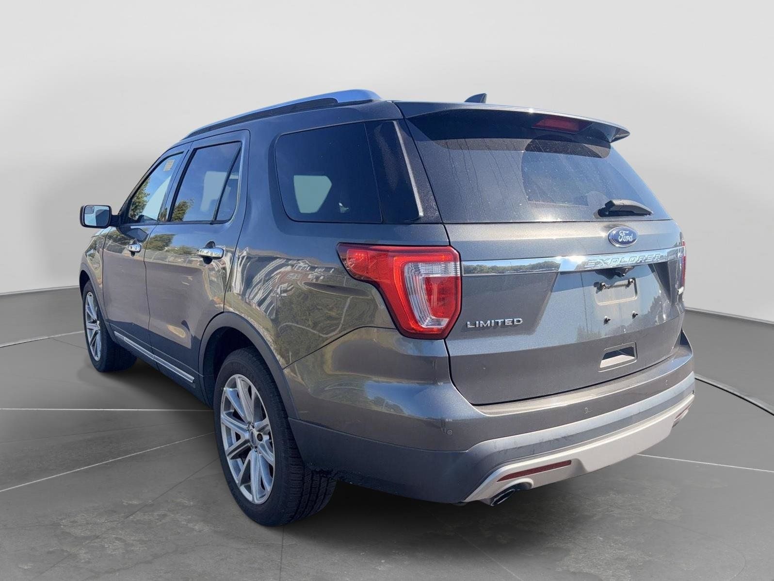 Used 2017 Ford Explorer Limited FWD image 2