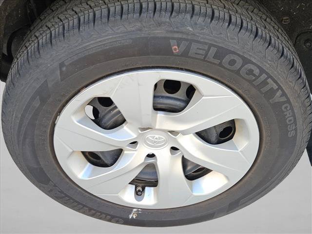 Used 2022 Toyota RAV4 LE FWD image 5