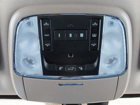 Used 2019 Jeep Grand Cherokee Overland AWD/4WD image 37