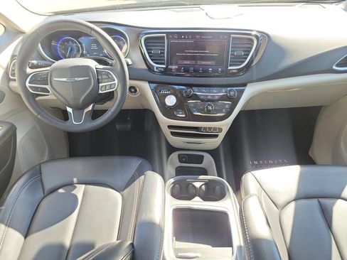 Used 2023 Chrysler Pacifica Touring-L FWD image 14