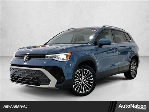 Used 2025 Volkswagen Taos SE FWD image 1
