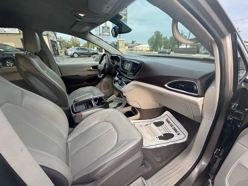 Used 2017 Chrysler Pacifica Touring-L image 31