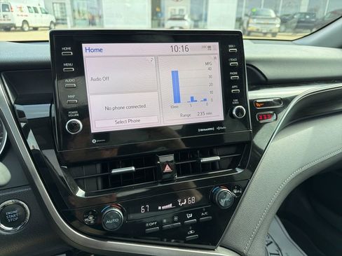 Used 2022 Toyota Camry XLE image 16