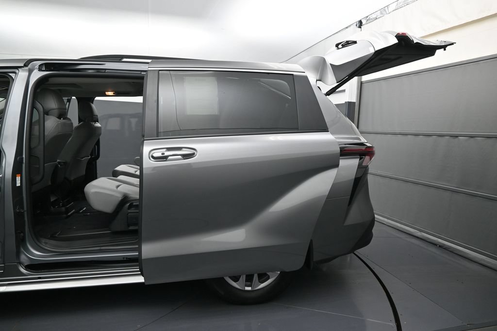 Used 2026 Toyota Sienna XLE FWD image 12