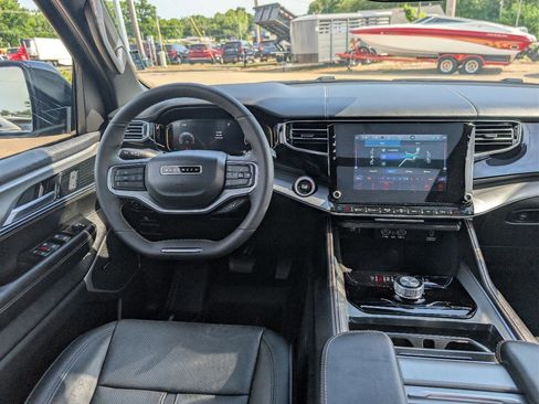 Used 2023 Jeep Wagoneer Series II RWD image 40