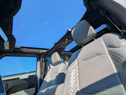 Used 2023 Jeep Wrangler Unlimited Sahara AWD/4WD image 3