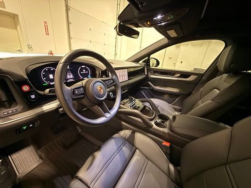 Used 2024 Porsche Cayenne Coupe AWD/4WD image 18
